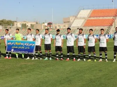 همدردی بازیکنان نفت مسجد سلیمان با زلزله‌زدگان اندیکا(عکس)