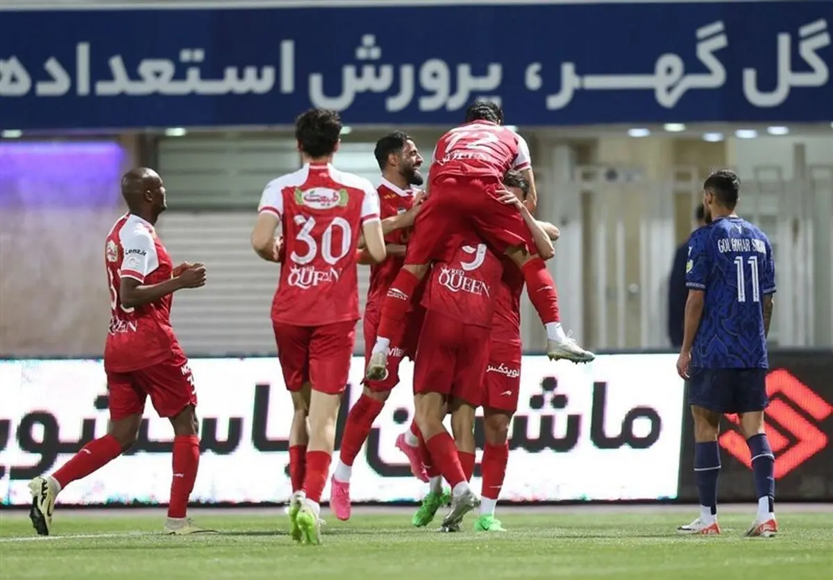 گل گهر 0 - پرسپولیس 1/ سرخپوشان در یکقدمی استقلال با سوپرگل اورونوف