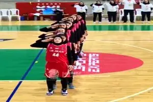 سلام نظامی دختران بسکتبالیست زیر 16 سال ایران قبل از دیدار مقابل سوریه در مسابقات بسکتبال غرب آسیا + فیلم