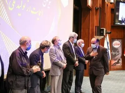 اعطای نشان مدیران برتر بنگاه های اقتصادی کشور به مدیرعامل موسسه عمران و توسعه رضوی