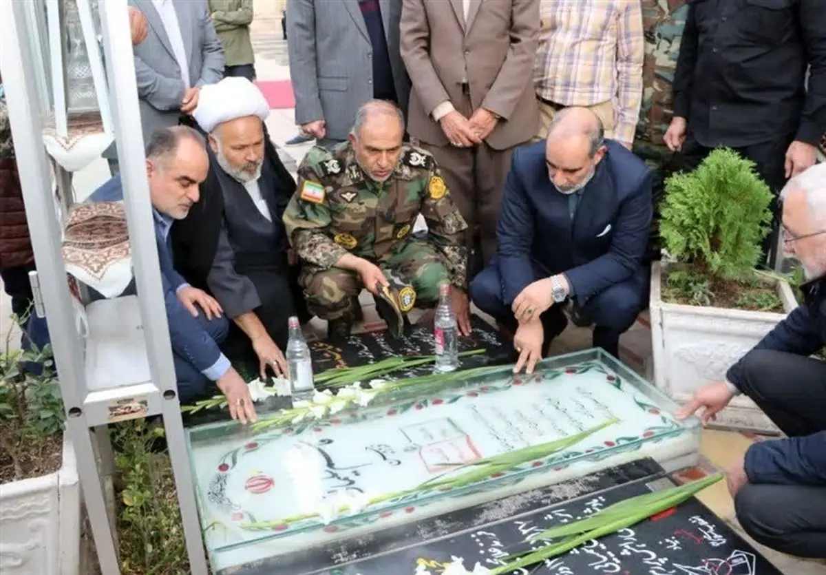 حضور فرمانده نزاجا بر مزار سپهبد شهید قاسم سلیمانی