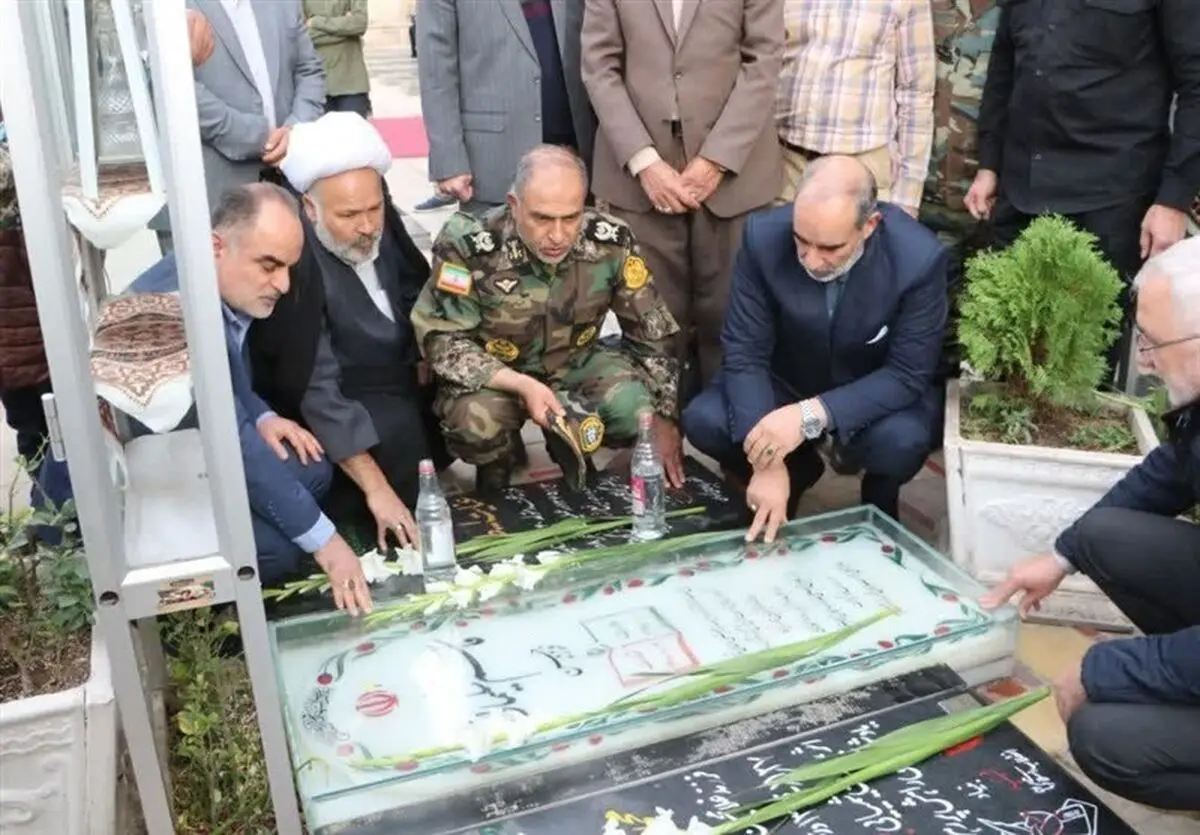 حضور فرمانده نزاجا بر مزار سپهبد شهید قاسم سلیمانی