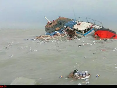 نجات 9 خدمه لنج باری از غرق شدن در خلیج فارس