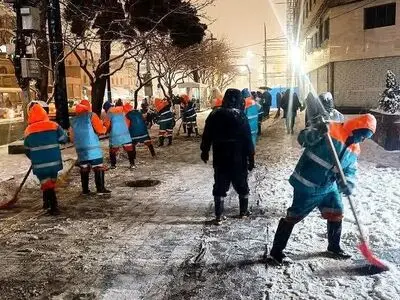 برف روبی معابر از سوی پاکبانان در حال انجام است/ افزایش ساعت سرویس دهی خطوط مترو