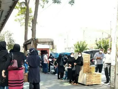 تجمع پرستاران ارومیه مقابل در استانداری/ پرستاران بدون گرفتن هیچ نتیجه‌ای متفرق شدند