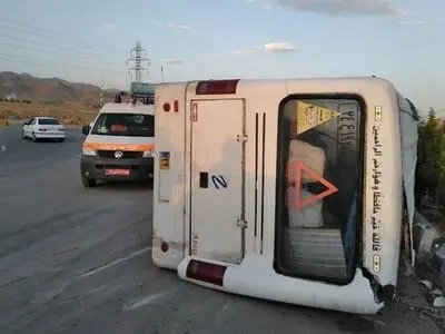 واژگونی مینی بوس در نهاوند ۱۶ نفر مصدوم بر جاگذاشت