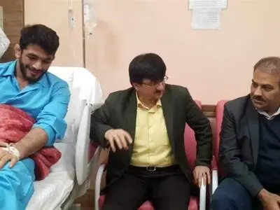 عیادت مسئولان وزارت ورزش و جوانان از حسن یزدانی
