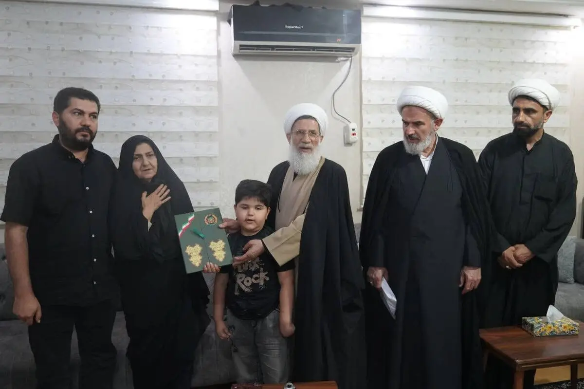 دیدار رییس سازمان عقیدتی سیاسی ارتش با خانواده شهدای ناوشکن دنا در هرمزگان