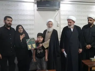دیدار رییس سازمان عقیدتی سیاسی ارتش با خانواده شهدای ناوشکن دنا در هرمزگان