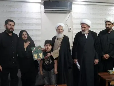 دیدار رییس سازمان عقیدتی سیاسی ارتش با خانواده شهدای ناوشکن دنا در هرمزگان