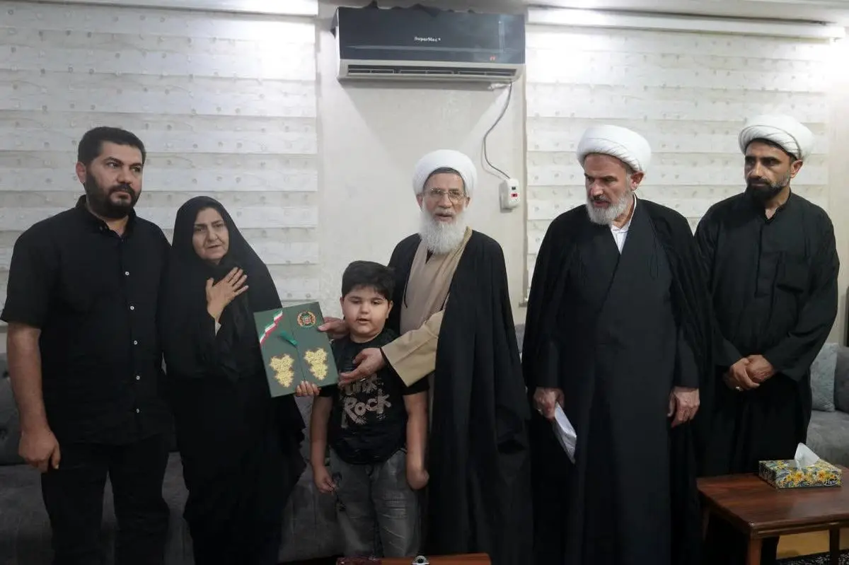 دیدار رییس سازمان عقیدتی سیاسی ارتش با خانواده شهدای ناوشکن دنا در هرمزگان