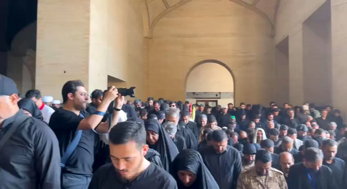 نمایی دیگر از اقامه نماز بر پیکر رهبر شهید ایران + فیلم