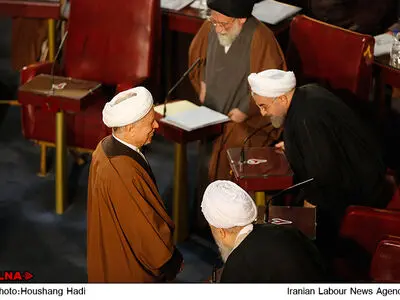 از ایستادن برای آیت‌الله هاشمی تا حضور دیرهنگام مصباح