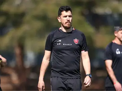 مربی پرسپولیس در عمان گرفتار شد!