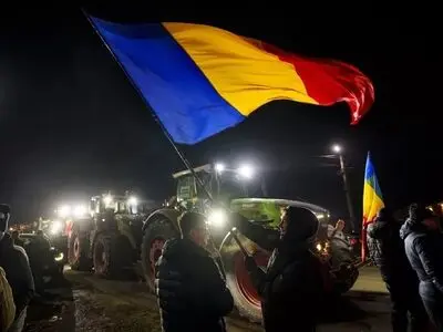 کشاورزان و کامیون‌داران رومانی به کاروان اعتصابی اروپا پیوستند/ جاده‌ها با تراکتور و کامیون‌ها مسدود شدند