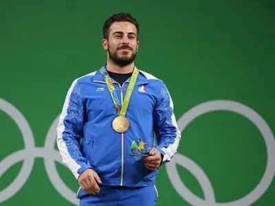 حراج طلای قهرمان المپیک به نفع زلزله‌زدگان کرمانشاه؛ کم بتکن خاک، وَه‌ ای کُردَوار