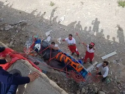 نجات کارگر شهرداری دره شهر پس از برخورد با خودرو