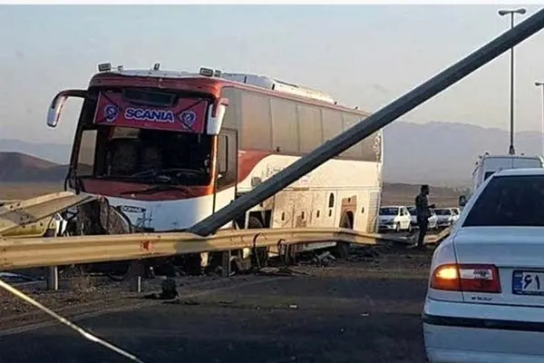 یک کشته و ۱۶ مجروح در واژگونی اتوبوس محور آباده به اصفهان