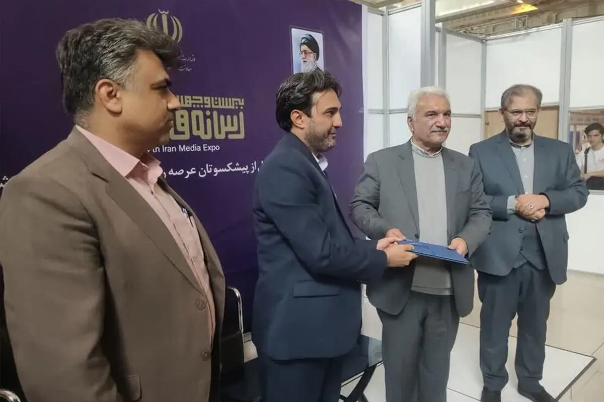 پیشکسوت رسانه قزوین در نمایشگاه رسانه‌های ایران تجلیل شد