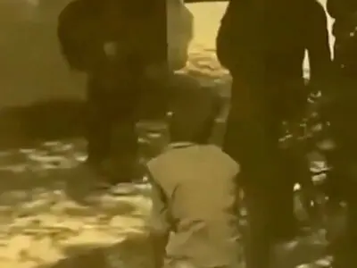 ضرب و شتم بی‌رحمانه یک نوجوان توسط عضو طالبان وسط خیابان + فیلم