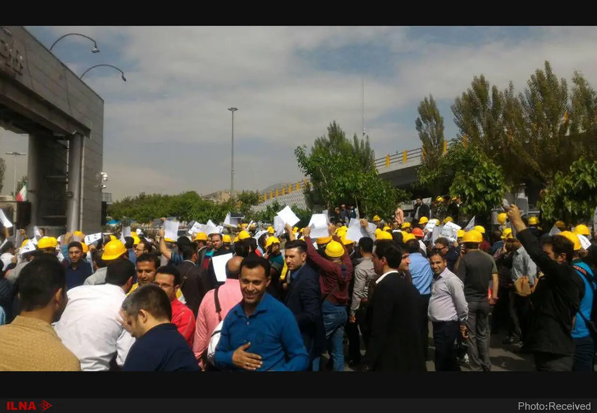 بازهم کلاه‌زردها مقابل وزارت نیرو جمع شدند/طرح «کارگر دائم» اجرایی نشد