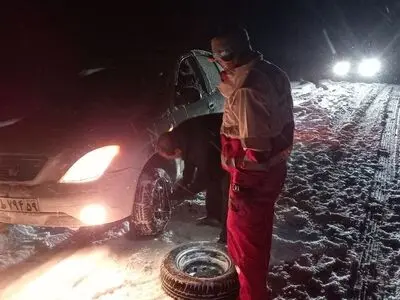 عملیات شبانه نجاتگران برای نجات ۶۸ نفر از برف و کولاک در گلستان