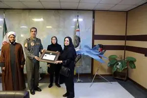 دیدار فرمانده پایگاه هوایی شهید لشگری با خانواده شهیدان شاه‌محمدی و حاجی