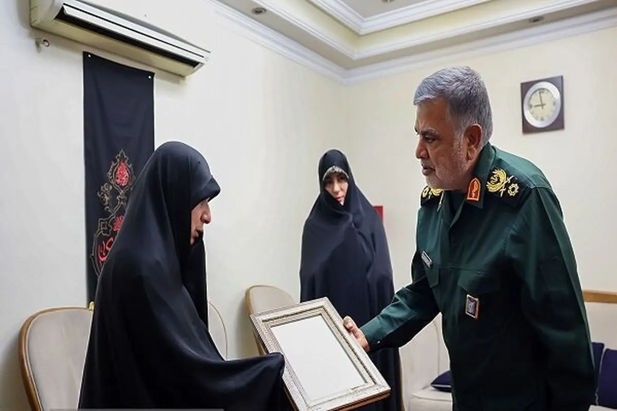 دیدار معاون هماهنگ‌کننده نیروی زمینی سپاه با خانواده شهید ابراهیم‌زاد