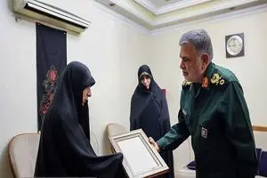 دیدار معاون هماهنگ‌کننده نیروی زمینی سپاه با خانواده شهید ابراهیم‌زاد
