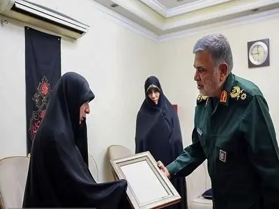 دیدار معاون هماهنگ‌کننده نیروی زمینی سپاه با خانواده شهید ابراهیم‌زاد