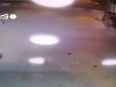 لحظۀ تصادف عجیب پژو پارس با تیر برق در بندرعباس + فیلم