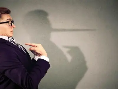 ۷ حرکت ناخودآگاه که دروغگو‌ها را لو می‌دهد 