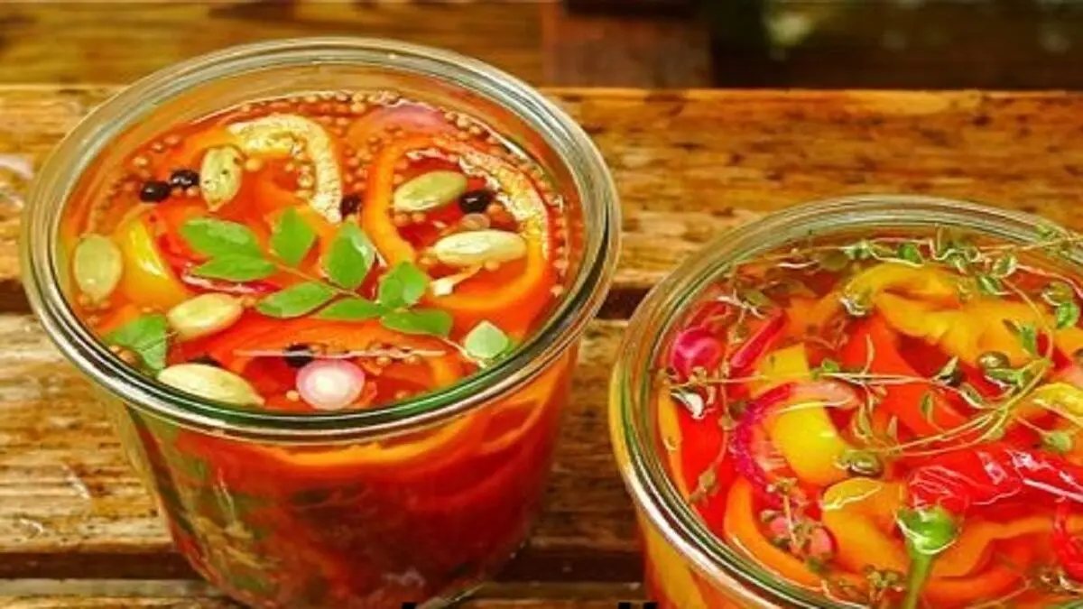 طرز تهیه ترشی فلفل دلمه‌ای پر خاصیت و خوشمزه 