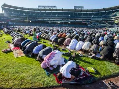 ویدئو: نماز جماعت عید قربان در استادیوم ورزشی دوبلین ایرلند