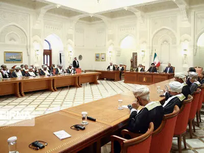 رئیسی یلتقی کبار الاقتصادیین فی سلطنة عمان