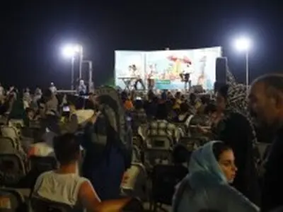 برگزاری کارناوال شادی و جنگ شبانه بیست و ششمین جشنواره تابستانی در کیش