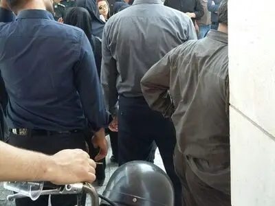 تجمع سپرده‌گذاران موسسه آرمان مقابل استانداری خوزستان 