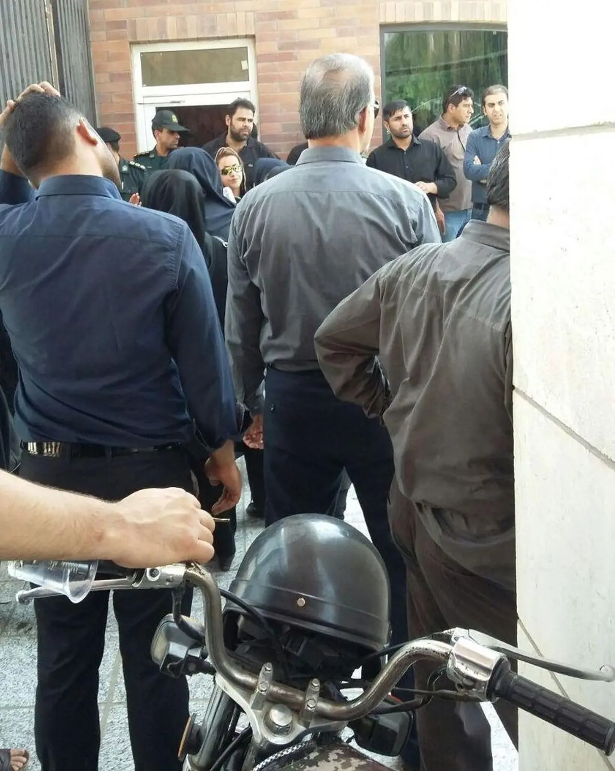 تجمع سپرده‌گذاران موسسه آرمان مقابل استانداری خوزستان 