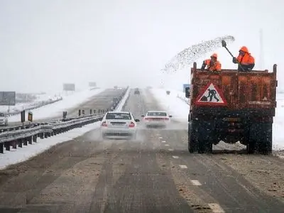 بارش برف و باران در محورهای ۱۳ استان