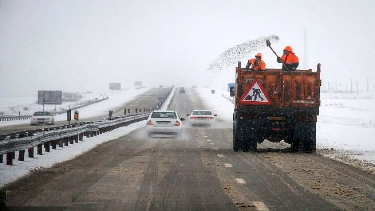 بارش برف و باران در محورهای ۱۳ استان