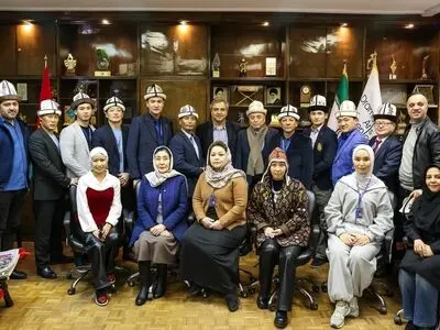 نشست صمیمی مدیران اداره کل هنرهای نمایشی با هنرمندان قرقیزستانی