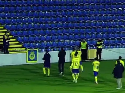 ویدئو: قدردانی بازیکنان از هواداری که تیمش را تنها نگذاشت