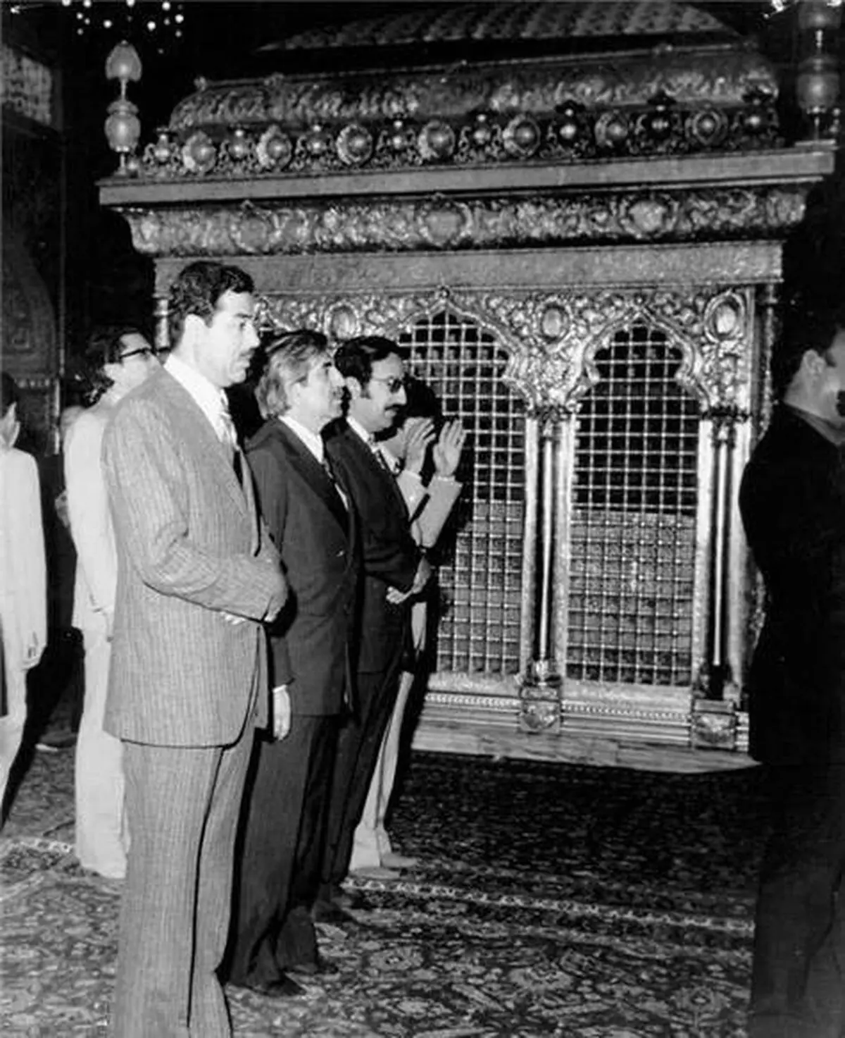 صدام در حرم امام رضا/عکس