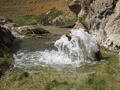 چشمه‌های آبگرم طبیعی روستای قینرجه تخت سلیمان ساماندهی شد