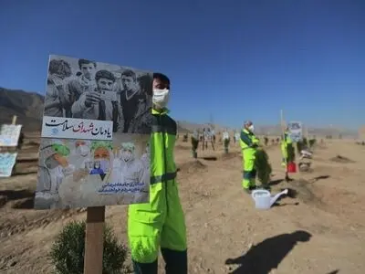 غرس نهال به یاد قهرمانان سلامت اصفهان/ کاشت کمربند سبز اصفهان از سرگرفته شد / افزایش سرانه فضای سبز استان