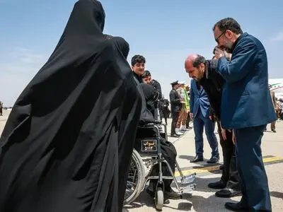 استقبال مادر شهید رئیسی از پیکر فرزندش در فرودگاه مشهد