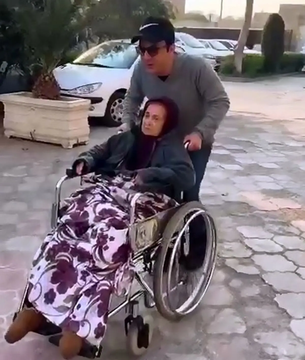 حضور عمو پورنگ و مادرش در حرم حضرت عبدالعظیم(ع) + فیلم