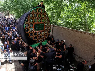 آیین نخلگردانی ظهر عاشورا در تفرش

