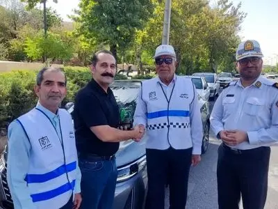 تجلیل متفاوت از رانندگان قانون‌مدار شیراز/ «نشان مهربانی» به سفیران نظم اهدا شد