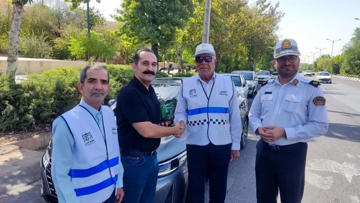تجلیل متفاوت از رانندگان قانون‌مدار شیراز/ «نشان مهربانی» به سفیران نظم اهدا شد